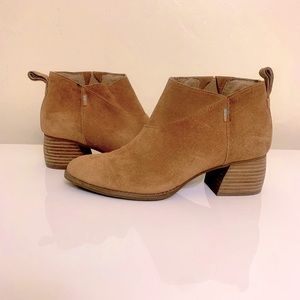 Toms Ankle Heeled SUEDE PULL-on Boots in tan/ size 7.5